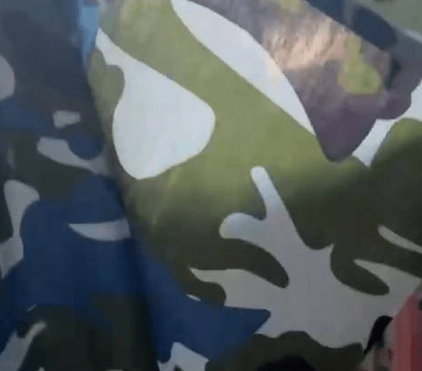 学生吐槽79元军训裤布料薄到透光,学生质疑:希望学校可以调查