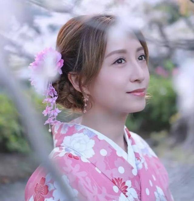 龚嘉欣穿开云体育 kaiyun.com 官网入口和服亮相国外大阪曾跟糕点师松冈哲传绯闻疑好事将近