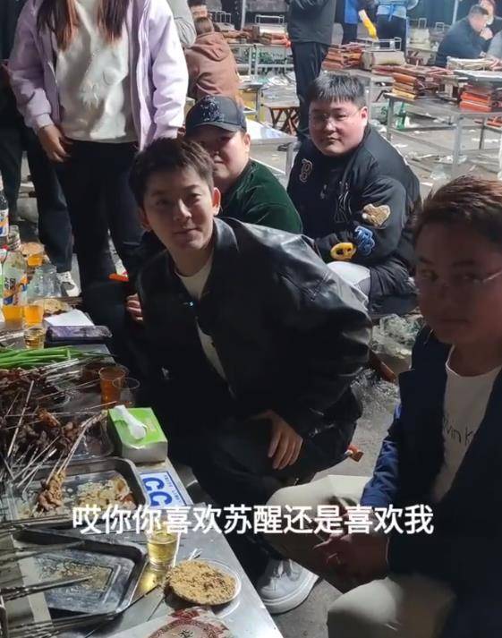 陈翔去淄博吃烧烤，问路人尴尬问题，到底喜欢他还是苏醒，被骂的可怜