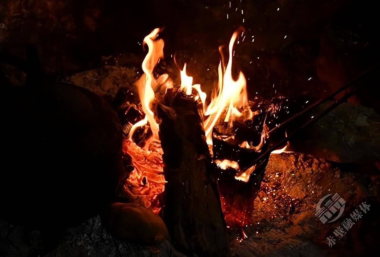 长长的火钳拨动着通红的炭块，掀起阵阵火星子，火堆上是肥厚流油，经历