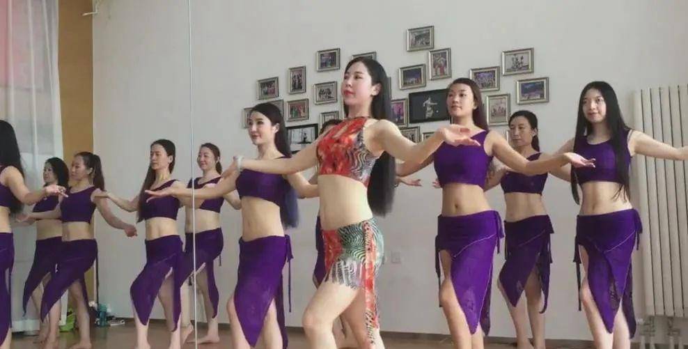 40岁的女人跳肚皮舞韵味泛亚电竞十足(图1)