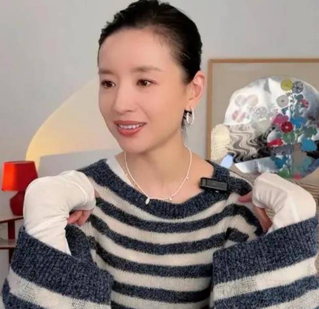 董洁直播卖瑜伽裤身材干瘪像大头娃娃裤米乐 M6子穿反太尴尬(图8)