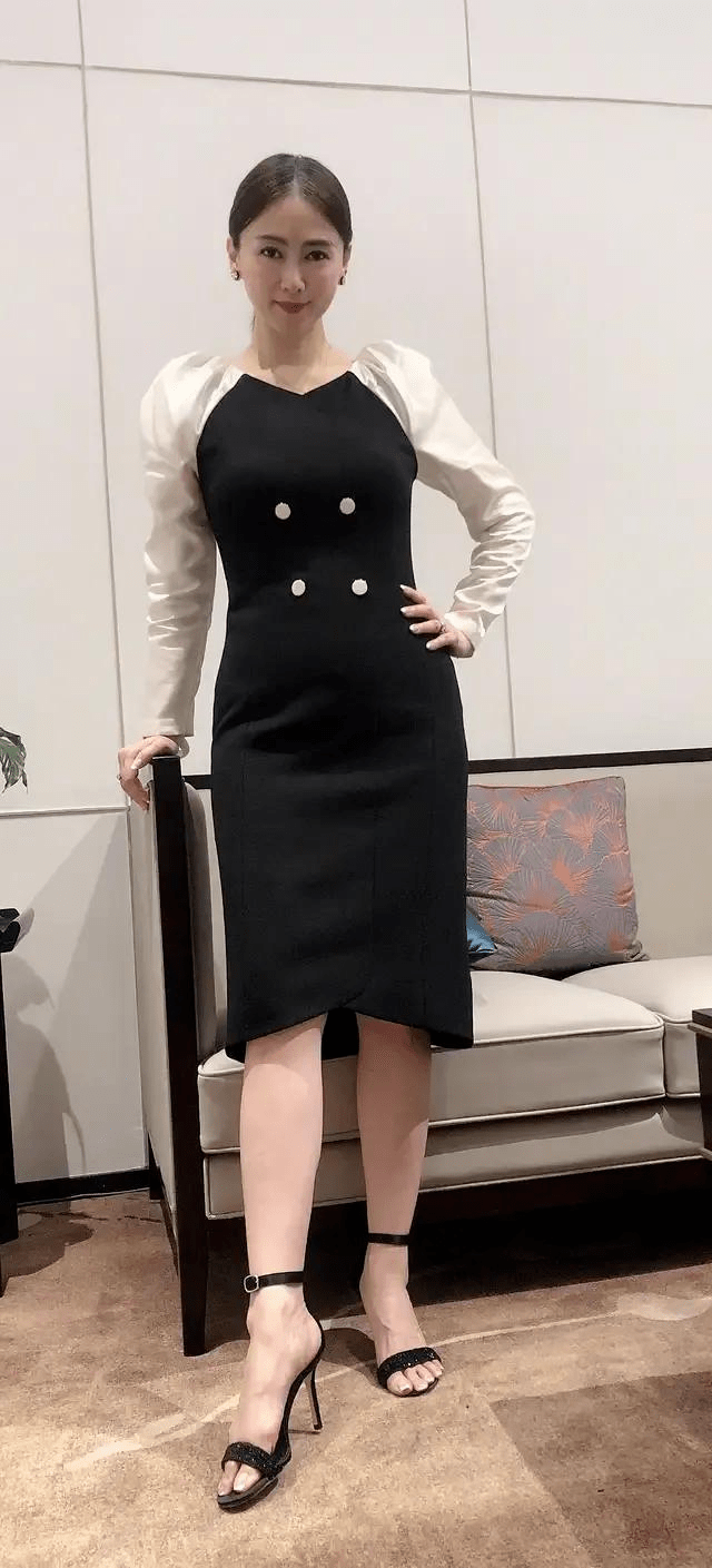 原创翁虹参加郝邵文婚礼，脸上没医美晒照也不滤镜，美的自信大方！