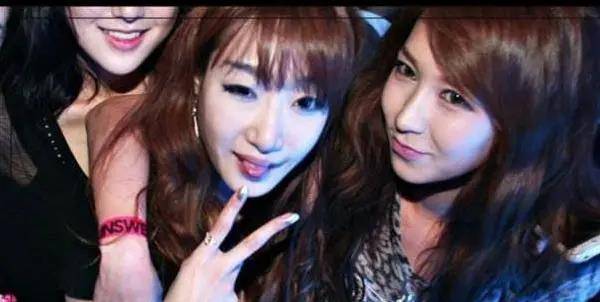 原创
            女子深夜KTV陪酒致酒精中毒身亡 因职业特殊无法获得高额赔偿？丨ktv里陪喝酒的女的叫