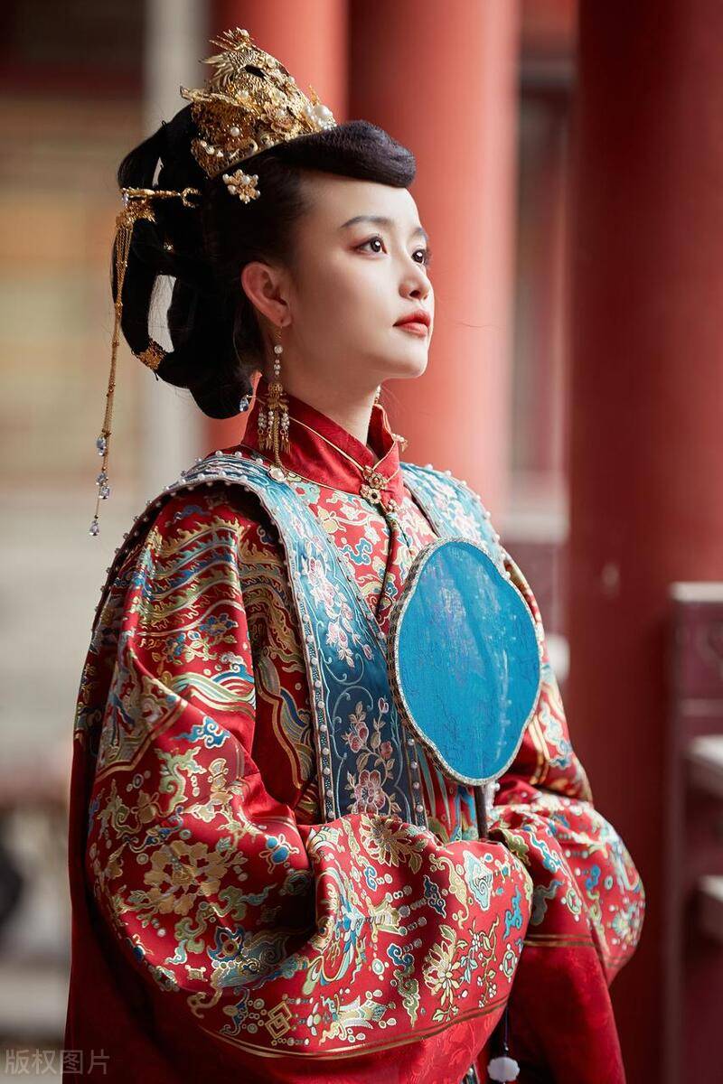 女生一生只能穿一次婚纱吗？不我们女人婚礼应该穿的是凤冠霞帔BG真人(图2)