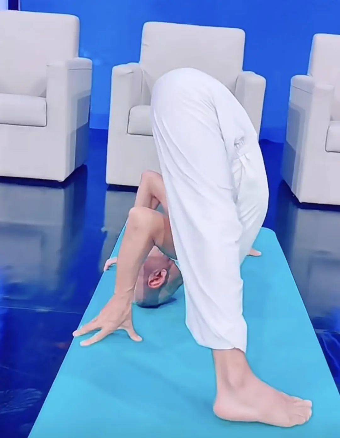71岁瑜伽泛亚电竞大师现身电视节目瑜伽不分男女老少！(图6)