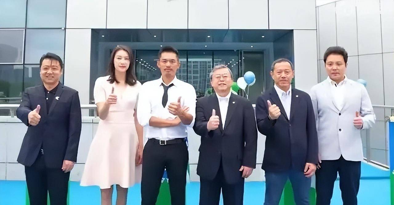 原创42岁谢杏芳街头走秀！展现1米78好身材，原谅林丹逆袭为“女神”