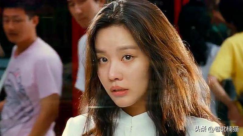 《丑女大翻身》运用怎样的电影风格和角色塑造突显自我转变的故事