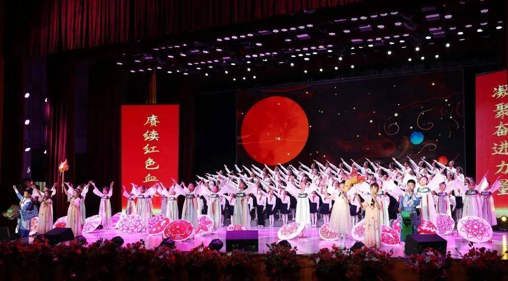 活动中，县实验小学少先队员们的红歌联唱引领着观众在激情燃烧的红色岁