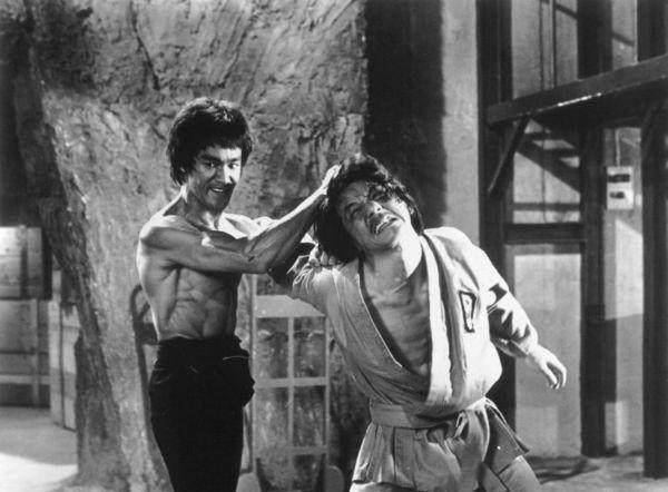 小龙的电影《龙争虎斗》,成龙在影片中饰演一个被李小龙暴揍的路人甲。