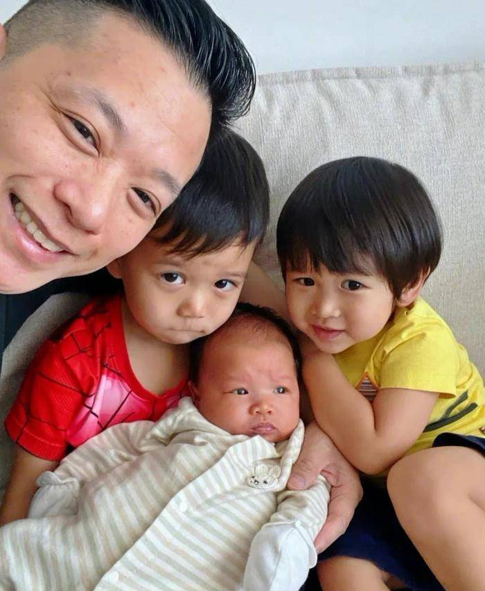 胡杏儿老公带俩儿子去海边玩，父子仨超欢乐，奕霆化身捕鱼达人