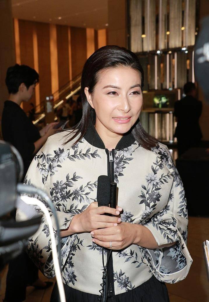 打扮罕见的郭晶晶女士！民族风衬衫+时尚裙尽显富贵高贵轻松美成焦点爱游戏AYX体育(图6)