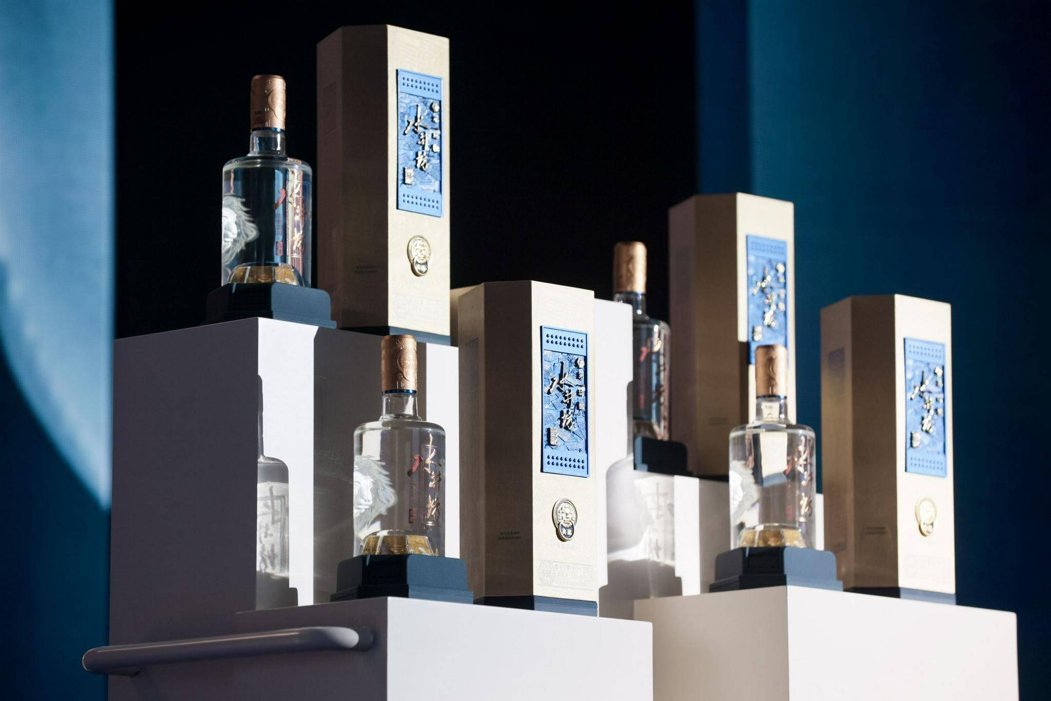 营收净利双翼齐跌，水井坊“硬挤”高端白酒圈