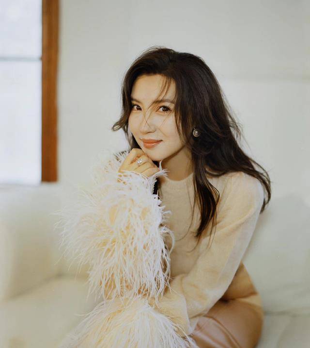 原创外表妩媚却20年零绯闻，事业巅峰低调嫁豪门，今一家五口其乐融融