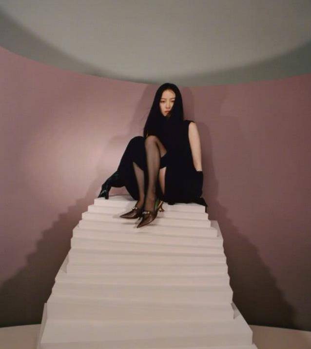 最美的是倪妮走上楼梯，黑丝袜无袖连衣裙变身高冷女神！