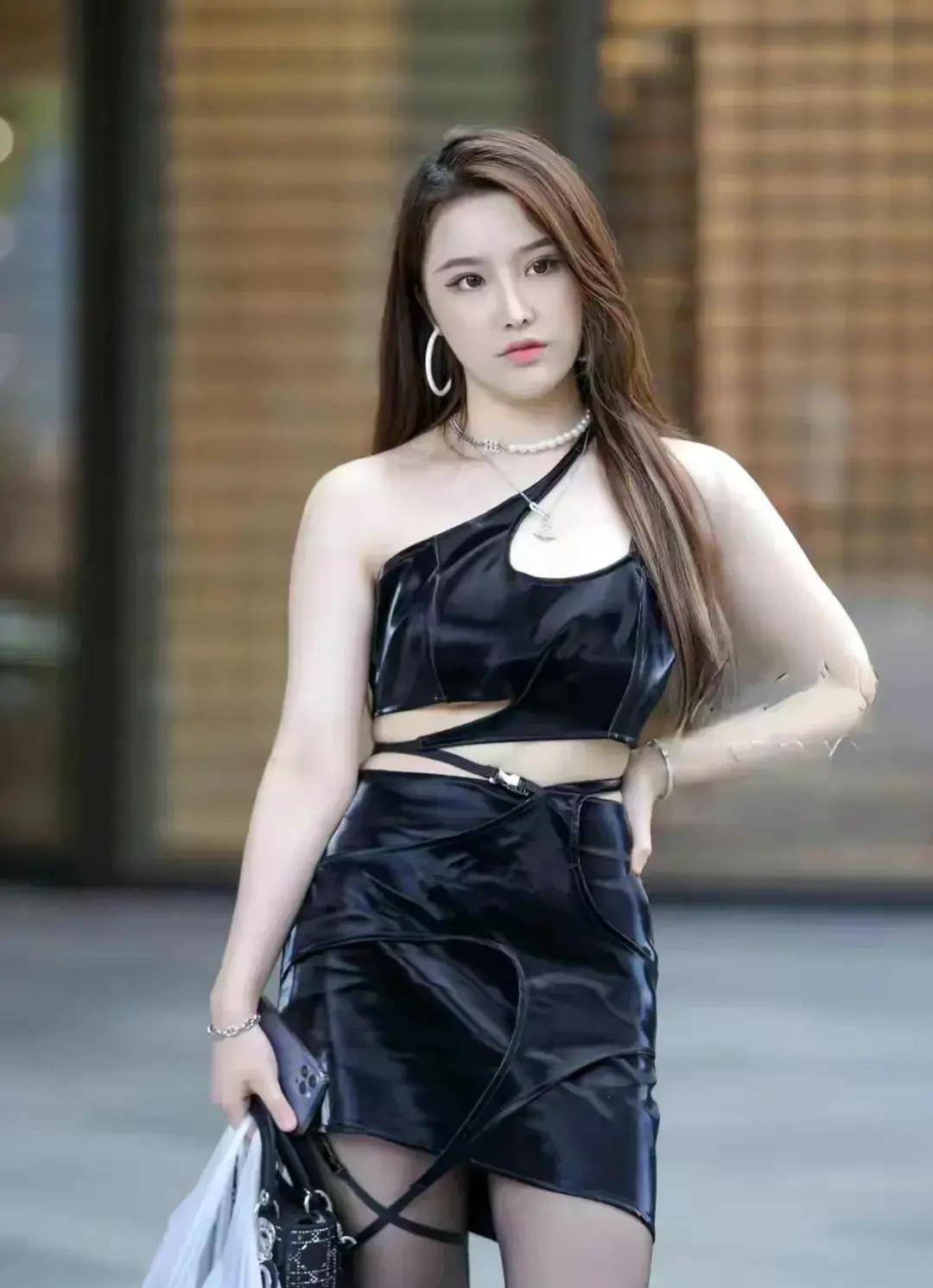 爱游戏AYX体育女子感套装皮裙温柔迷人又充满活力(图1)