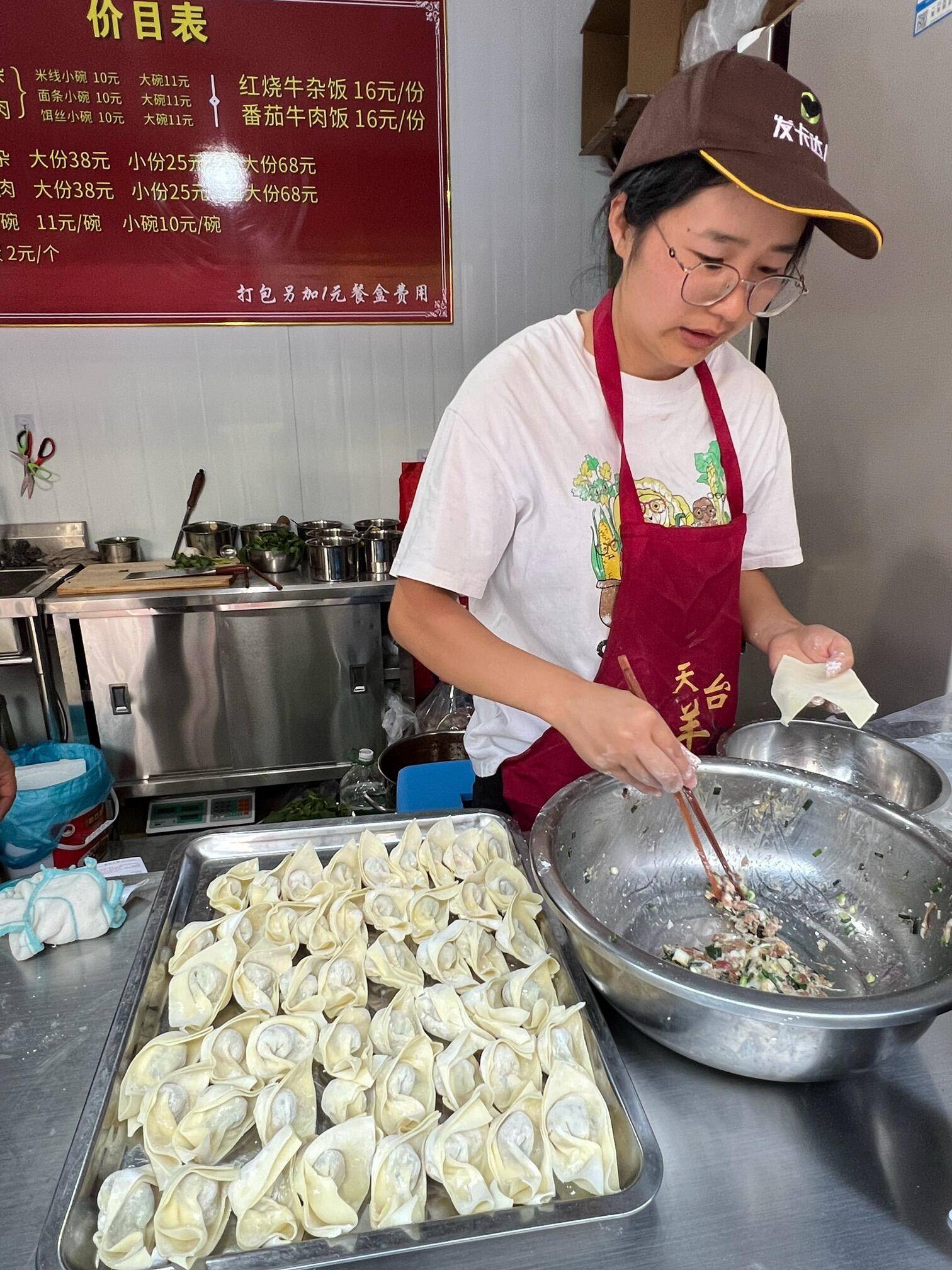 PG电子西山区棕树营片区的住民属意啦 美食城就正在你家门口(图3)