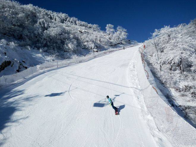 谈球吧体育伏牛山滑雪度假乐园位于栾川县老界岭北坡被誉为中原第一滑雪场(图4)