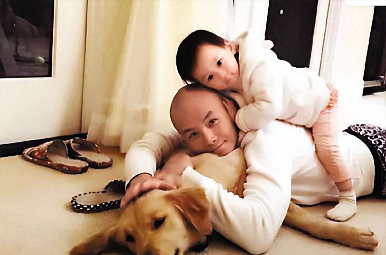 原创乐嘉妻子陶红因病去世，乐嘉与女儿跪拜祈福，只为完成她的遗愿