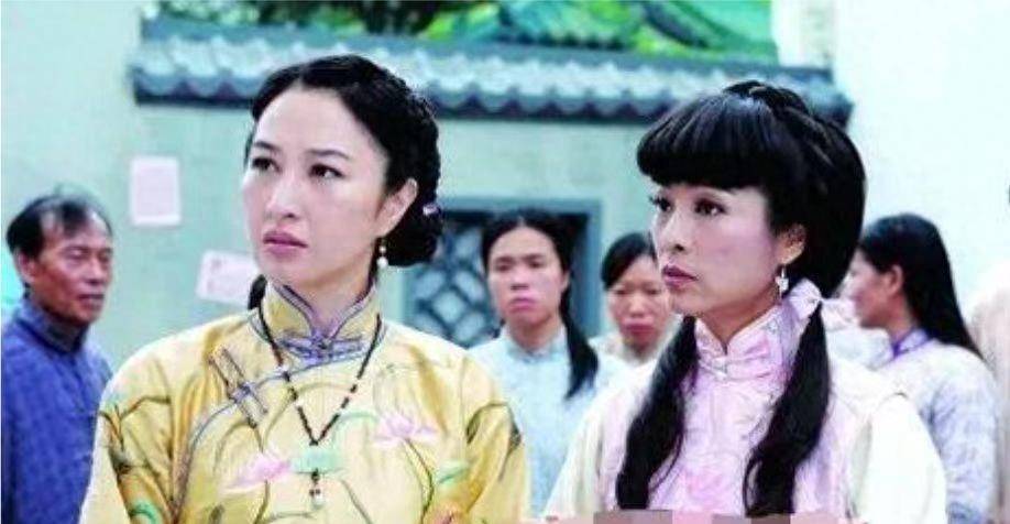 原创51岁央视主播海霞：头发别染，穿得得体，变老比装年轻更优雅