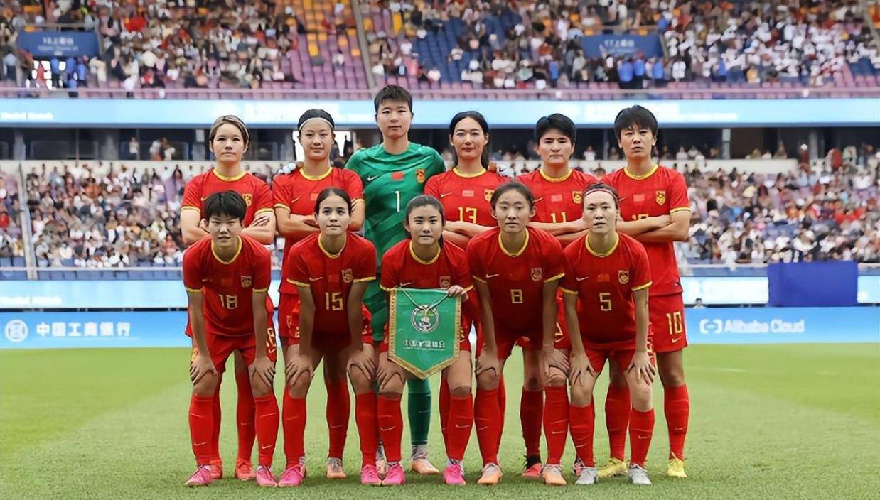 中国女足VS朝鲜首发现出：442出击海外留洋双星强大阵容中场王珊珊箭雨
