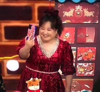 原创女星舞台斗艳：张小斐旗袍长腿吸睛，热巴吊带惊艳，她的花裙奇葩