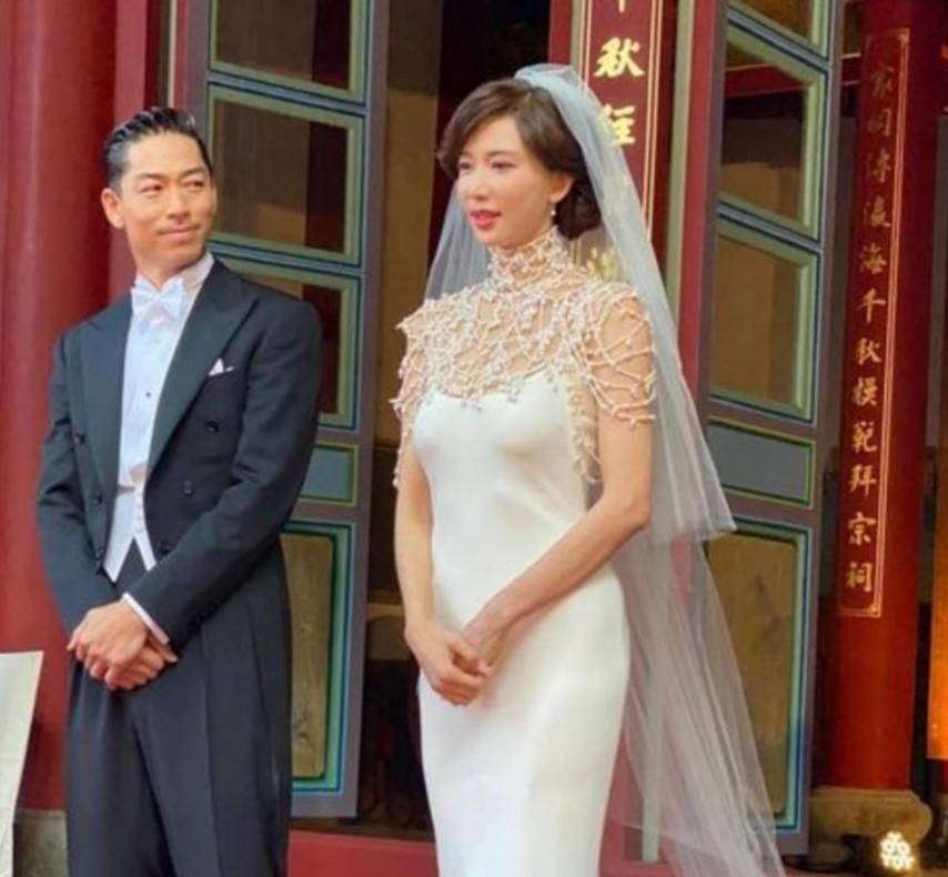 原创46岁林志玲售卖独家美照，皮肤紧致身材好，时尚咬指超撩人