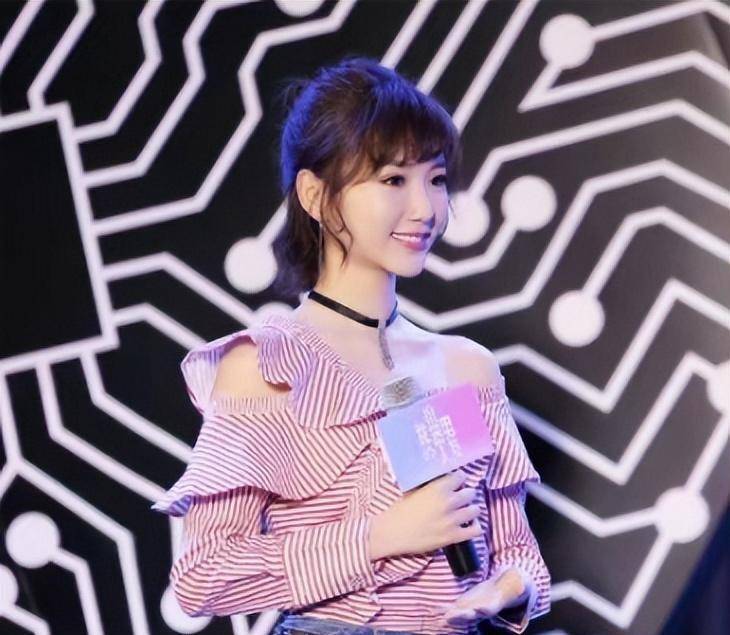 原创毛晓彤刚出生就被父亲扔进垃圾桶,爆红后被父亲索要5000万赡养费