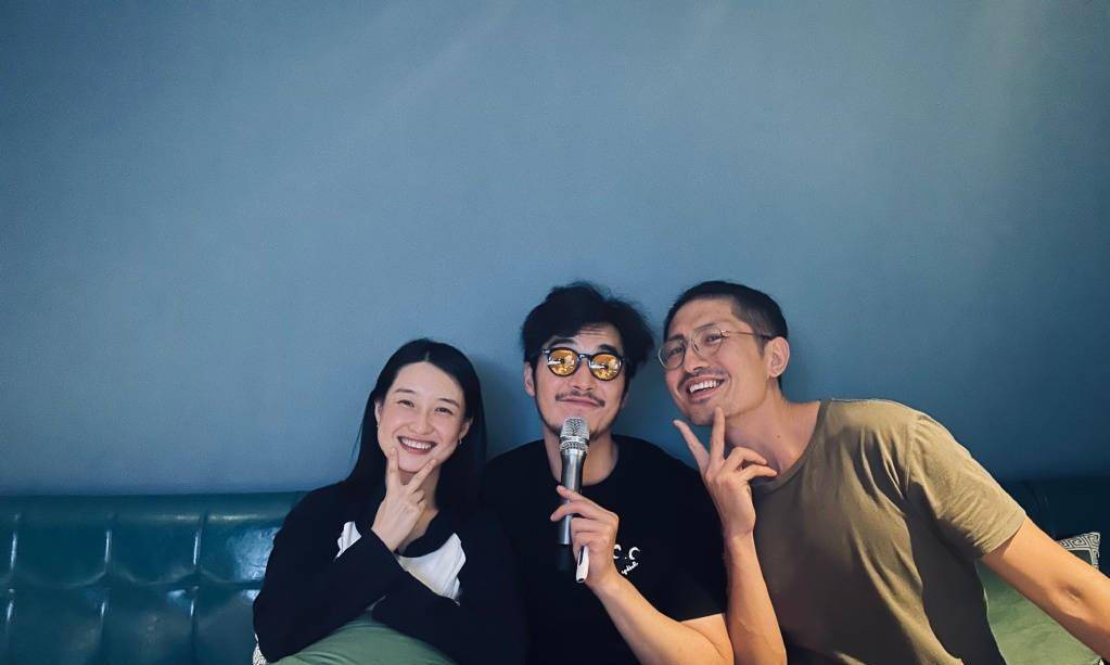 原创金世佳妻子正面照罕见曝光，靠在丈夫怀里比耶，脸上满是幸福
