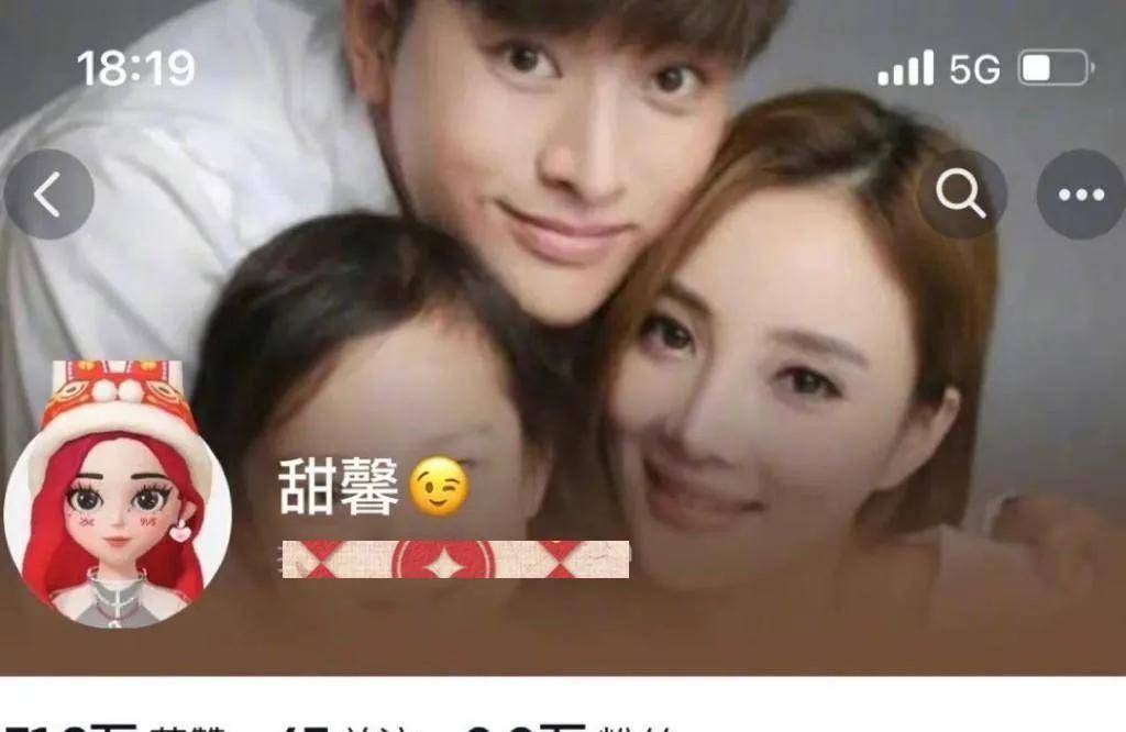 李小璐晒三亚度假照，41岁状态如少女，合影对象引网友热议