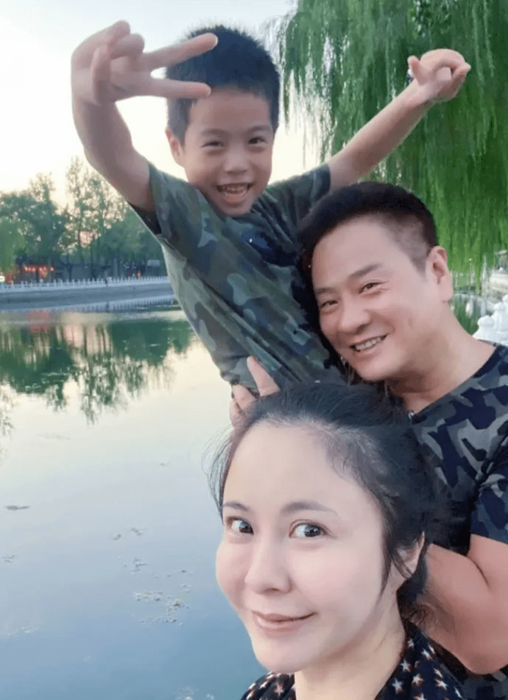 杨若兮：被张国立力捧，倒追大23岁的刘威，嫁二婚演员当全职妈妈