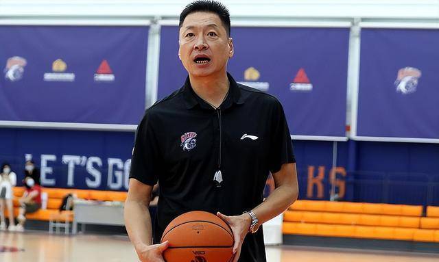 原创             李春江效仿李楠，建立篮球训练学校，球迷期待他亲自指导