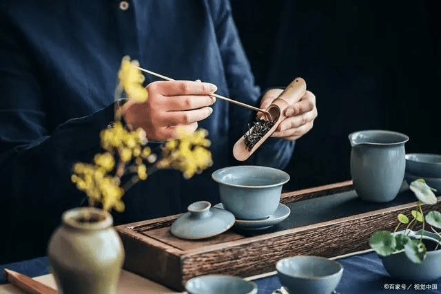 ng体育官网：茶艺师的世界：泡茶艺术的深度与精致(图2)