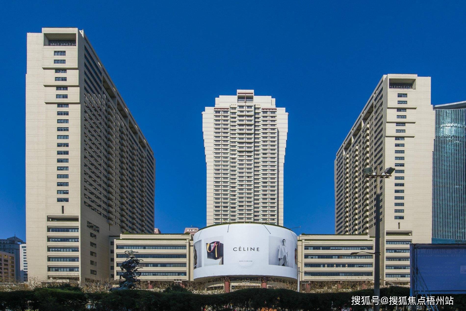 一、上海商城项目介绍:上海商城（shanghai centre）位于上海市静安区中心，坐