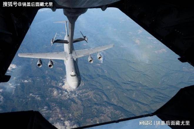 美国空军开创先河：C-5M运输机首次成功进行反向空中加油(图3)