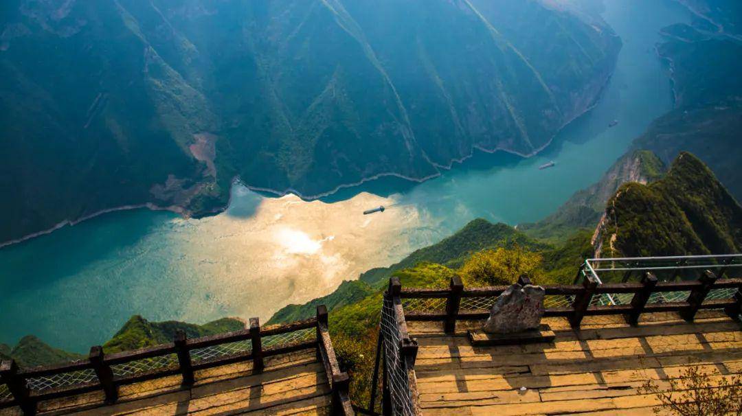 三峡之巅景区,位于重庆市奉节县,海拔1388米,是长江三峡的至高点.