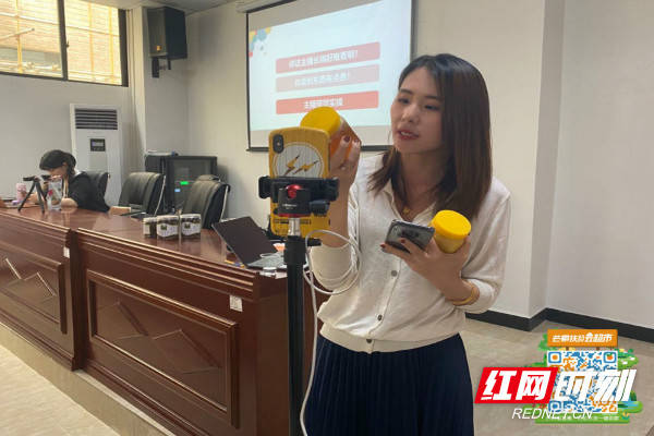 娄底涟源：农人参加线下培训会 体验直播“过把