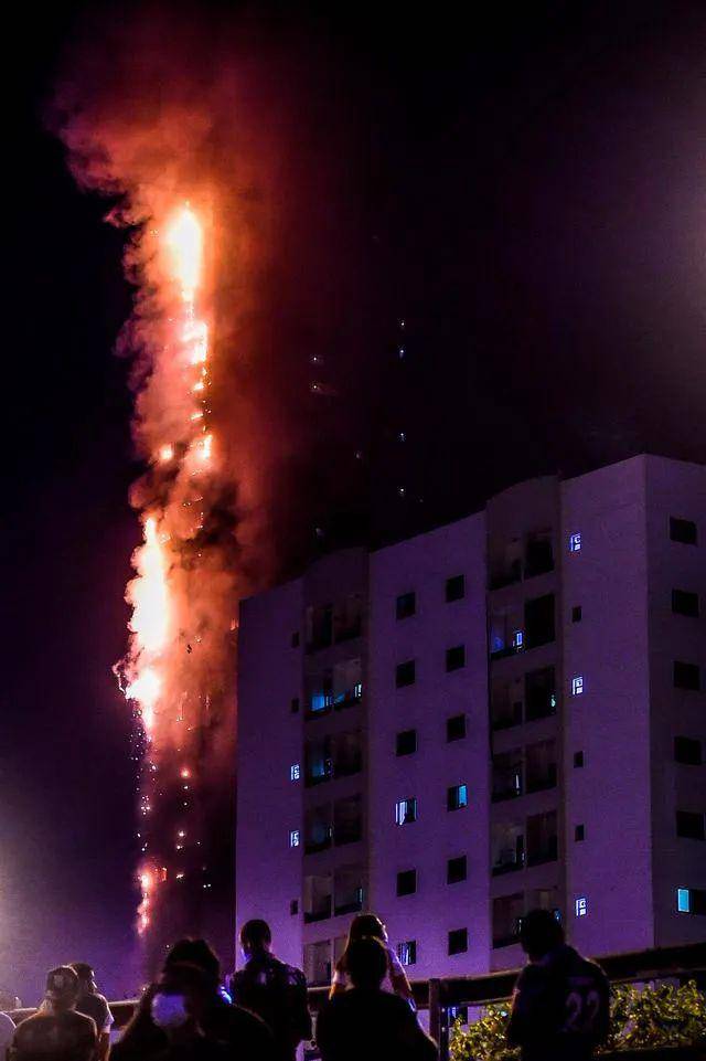 【警示】12人受伤！场面骇人沙迦整栋大楼被大火吞没