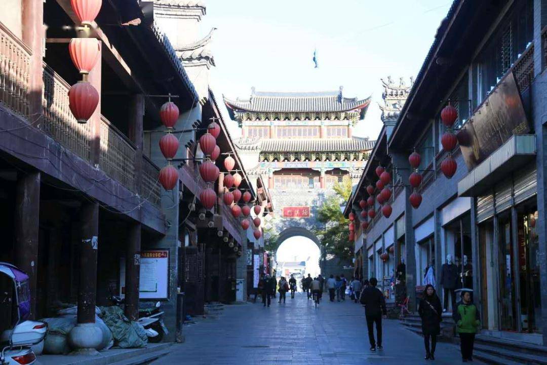到今天,古城里仍然保存了一些清代的古建筑,古老的街巷有着浓郁的生活
