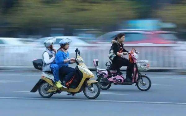 怎么选择电动车头盔合适 6d6d8444180e4166a1203984d5de632c.jpeg