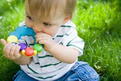 『育儿』营养师育儿指导 | 夏季宝宝护理的误区