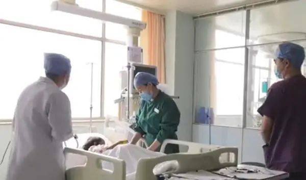 爆炸：“砰”的一声爆炸了1岁宝宝把电池放入口中