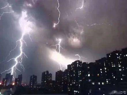 此次强对流天气带来的不只是冰雹 还有狂风暴雨 雷电交加 青岛市气象