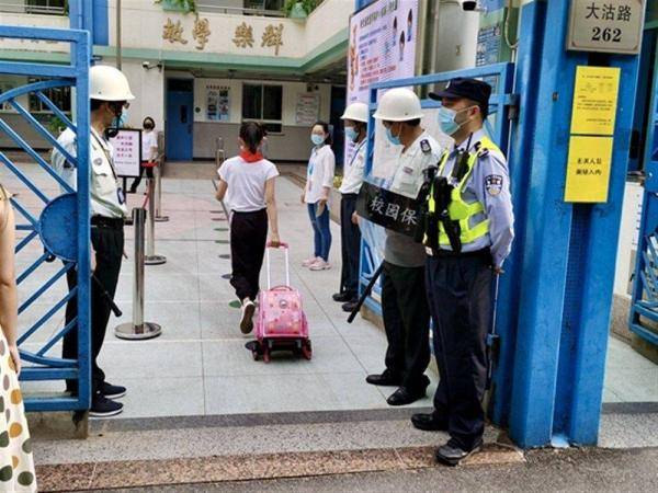 上海又一批学生复课：“小神兽”6:40被外婆送到学校，比保安来得还早