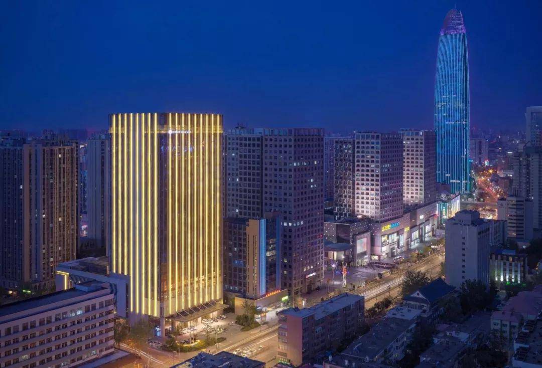 济南富力凯悦酒店位于济南市中心,距离济南火车站仅10分钟的车程