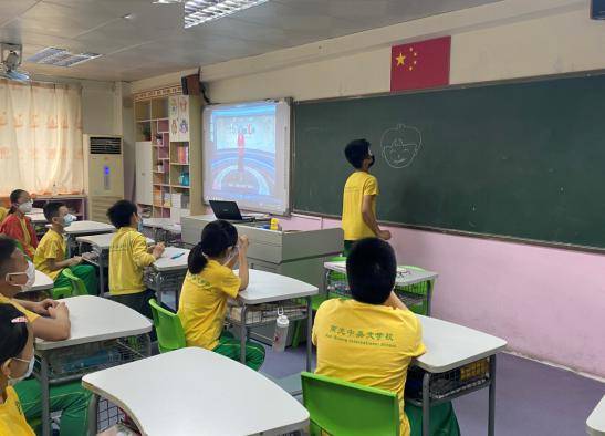 南海中心小学学生齐诵《中国少年说》
