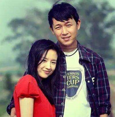 潘粤明经常在微博上晒出温馨的家庭照,称赞董洁是好妻子好母亲好女人.