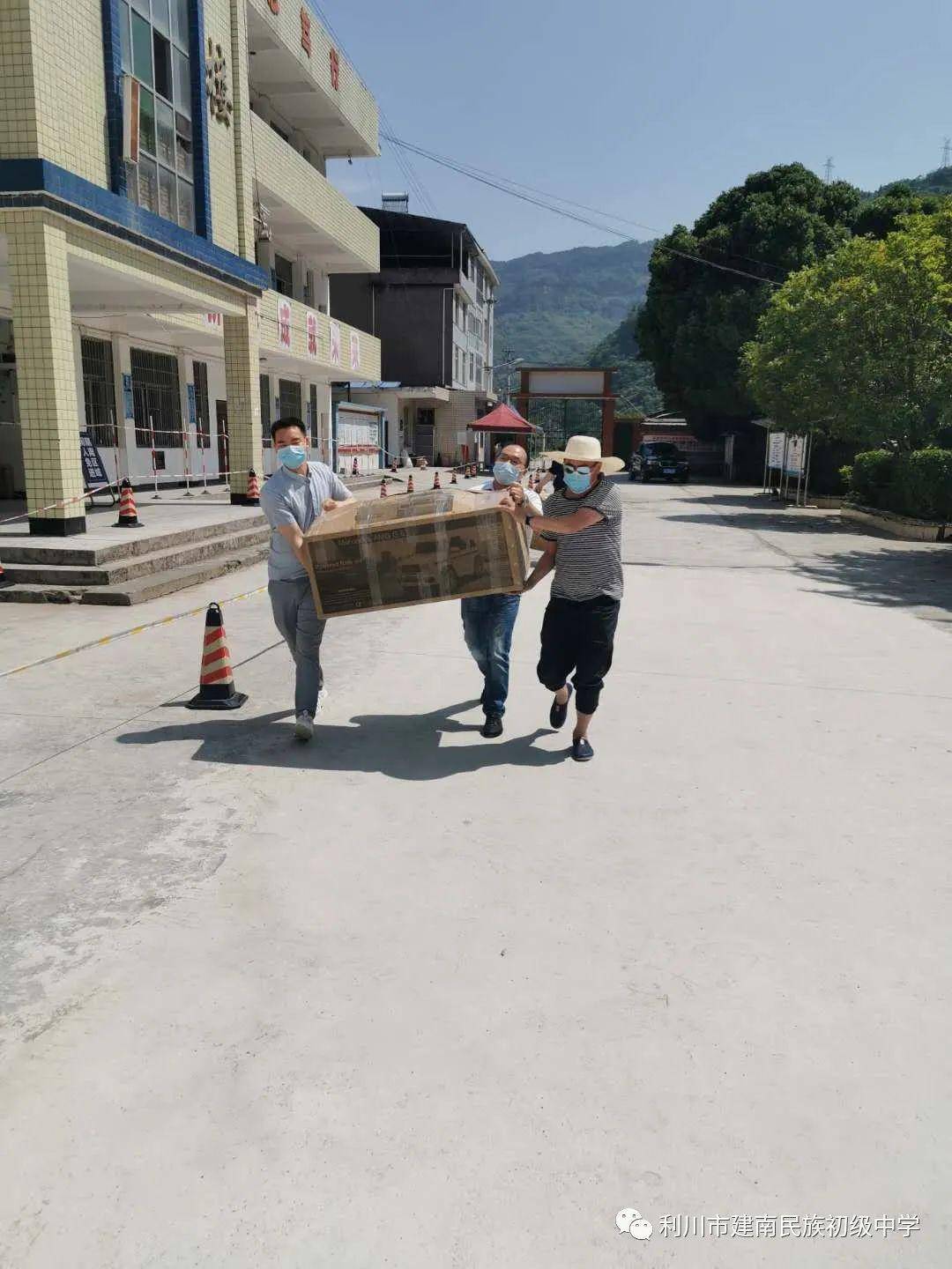 校长冯克锋代表学校接受了捐赠,并向爱心人士的善举表示衷心感谢.