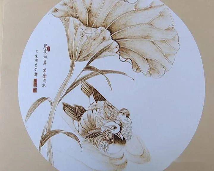 所以她的烙画作品大多为一些山水花鸟,不过纸上烙画成功之后,陈瑞兰在