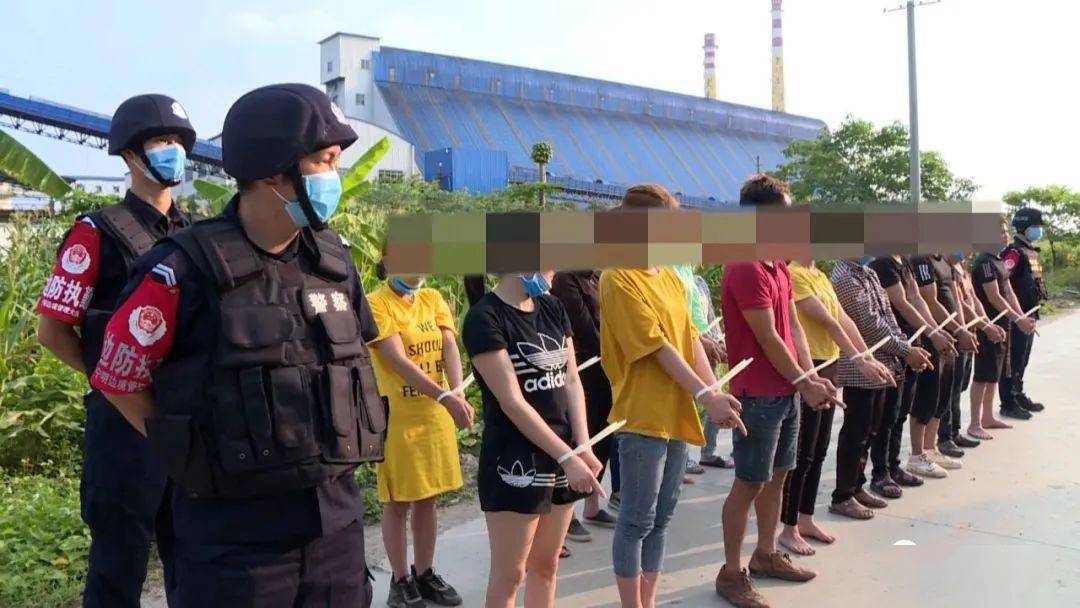 崇左:警察押解20名违法犯罪嫌疑人公开指认现场